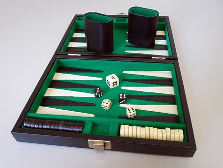 ¿Como jugar al Backgammon?